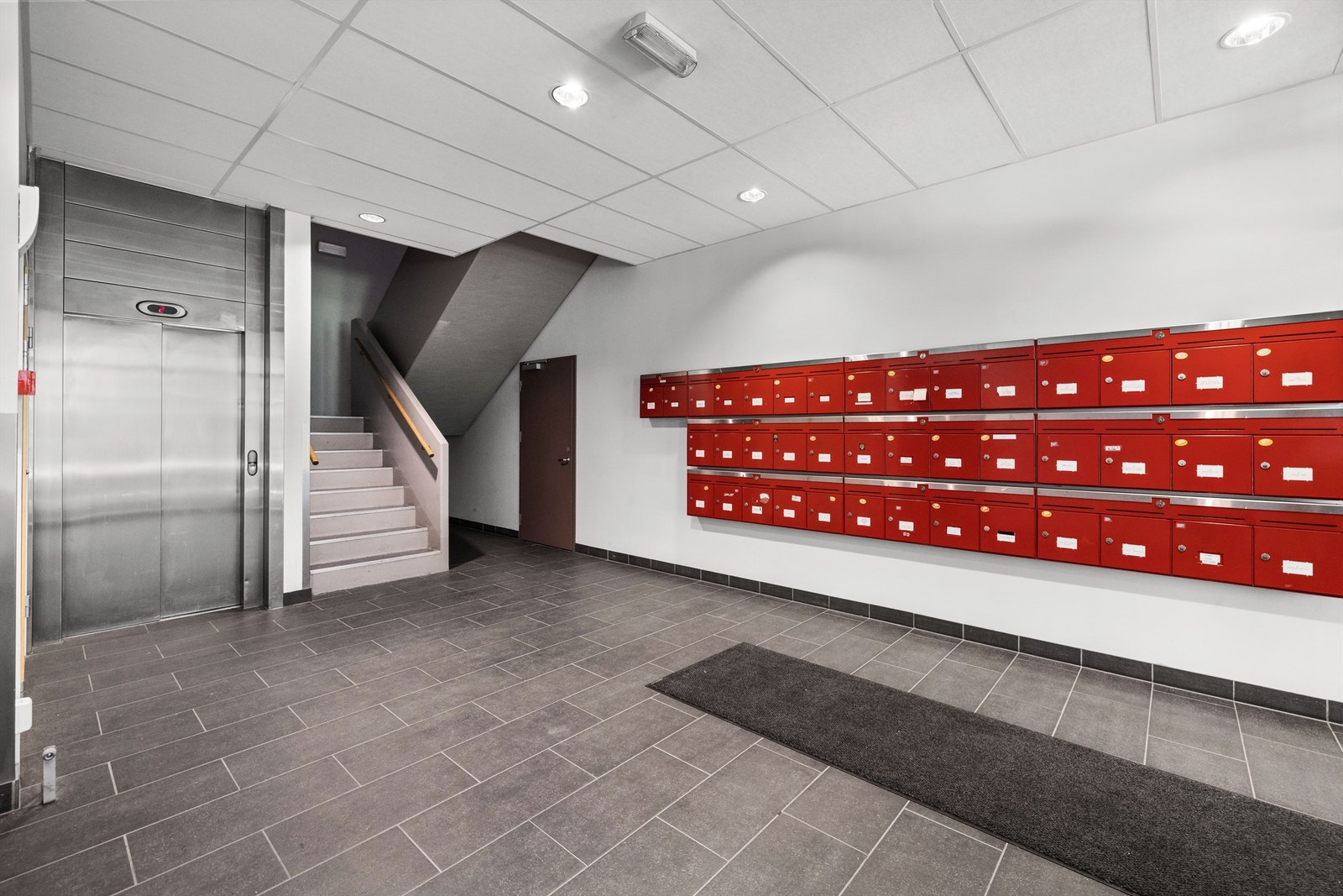 Representativ entré, med enkel adkomst til både garasje og leilighet via heis. Galleribilde