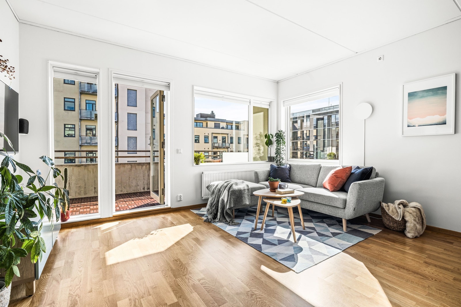 Beliggenheten mot sør, samt vinduer på to sider, sørger for mye naturlig lys. Galleribilde