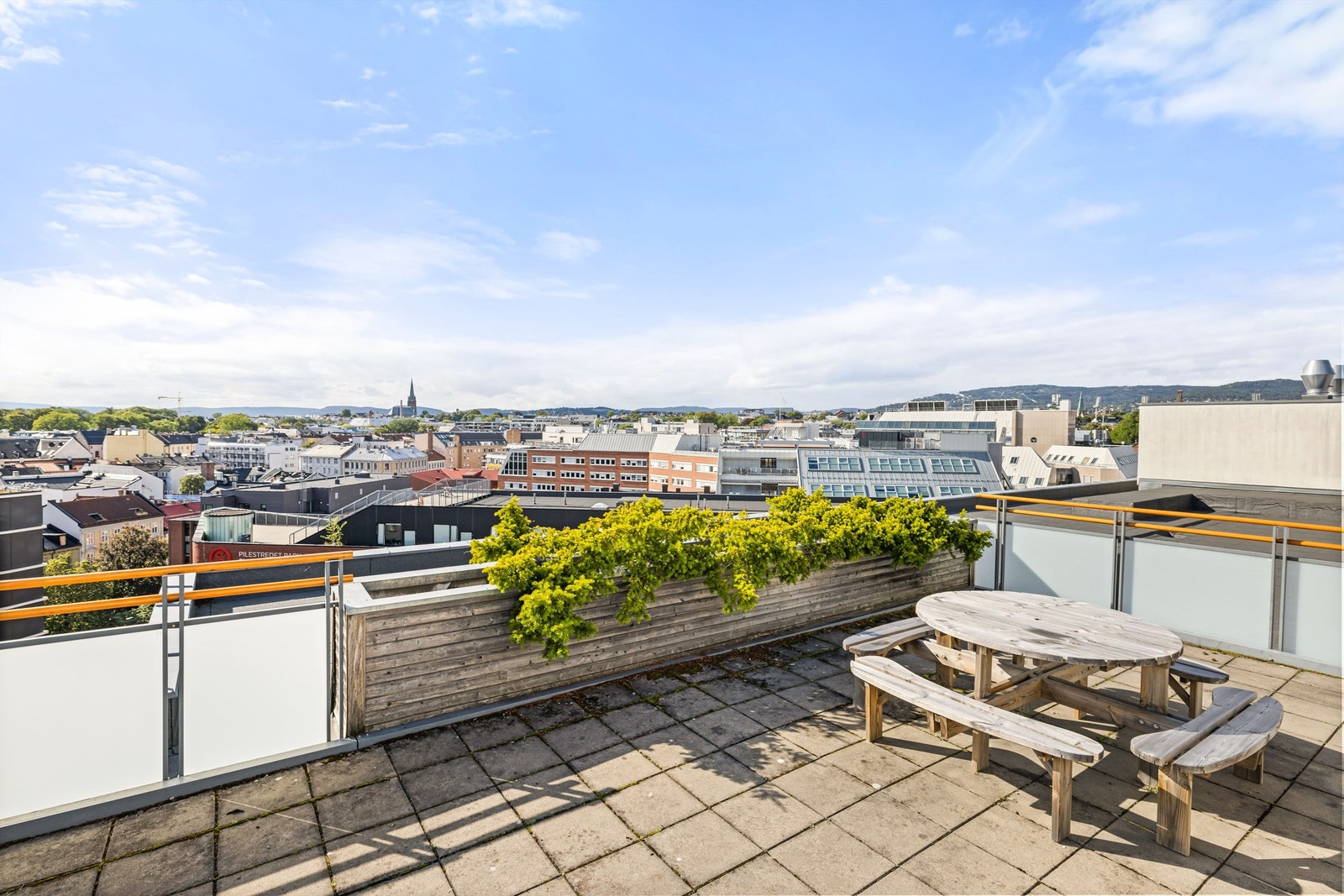 Fantastisk felles takterrasse med herlig utsikt over byen. Galleribilde