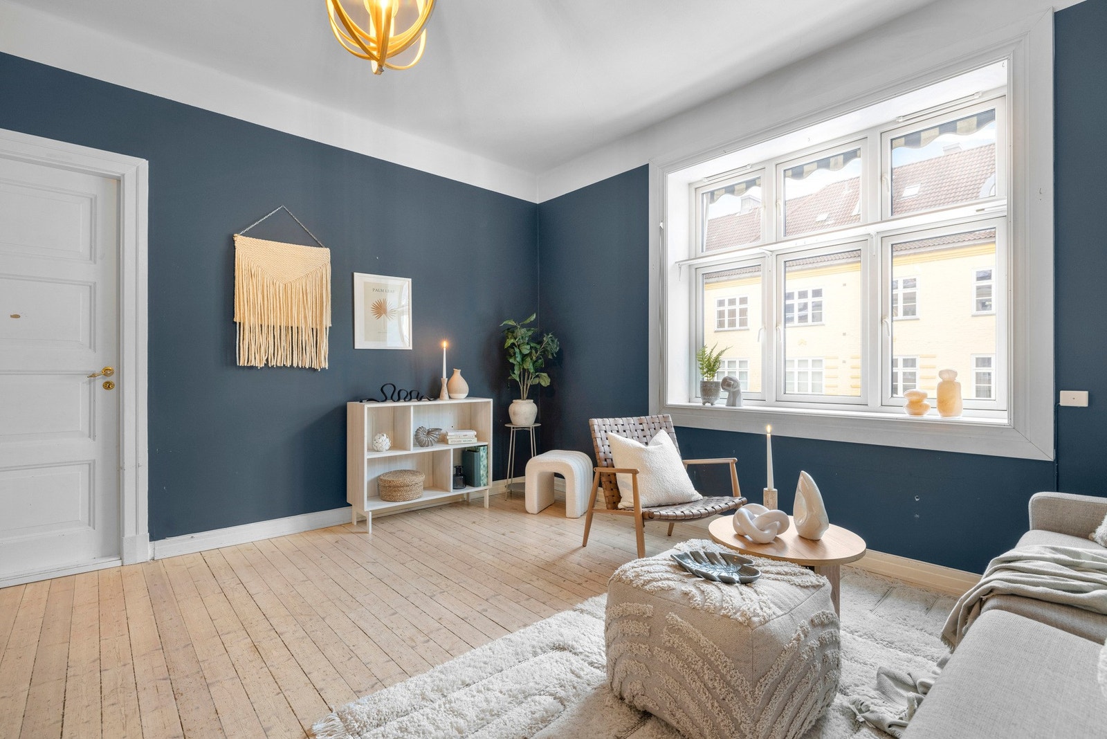 Store vindusflater slipper rikelig med naturlig lys inn til boligen. Galleribilde