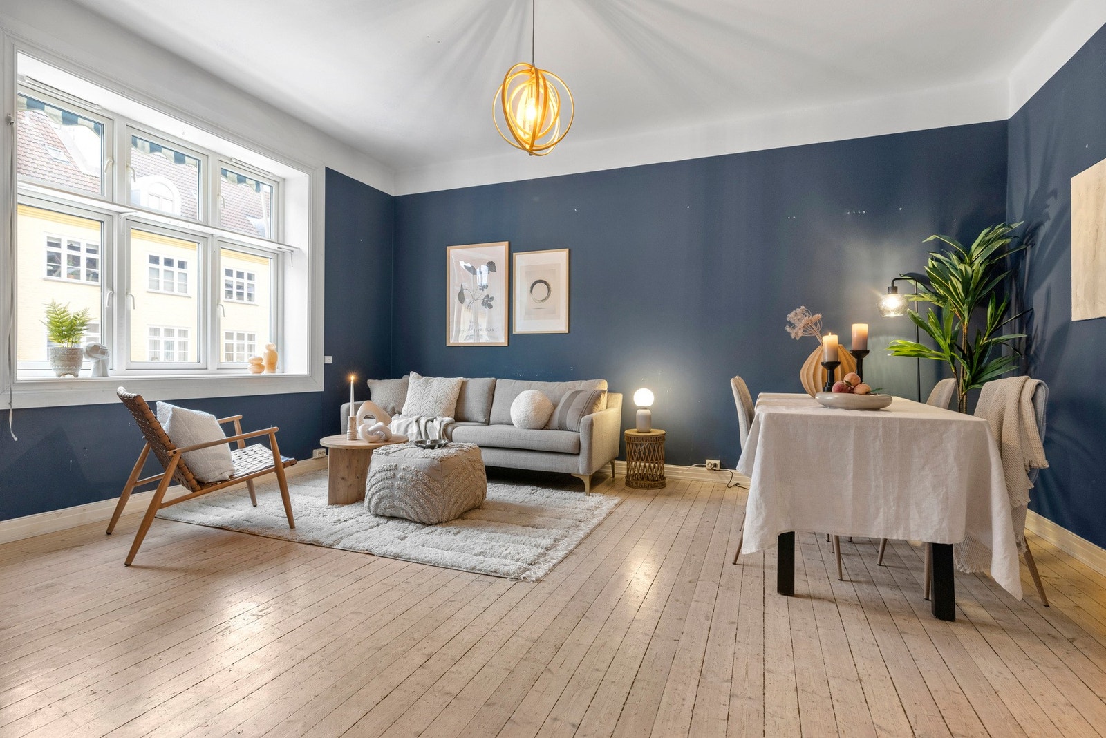 Klassiske detaljer som originale tregulv, peis, store vindusflater med brede vinduskarmer og den gode takhøyden (2.85 m) sørger for en unik atmosfære. Galleribilde