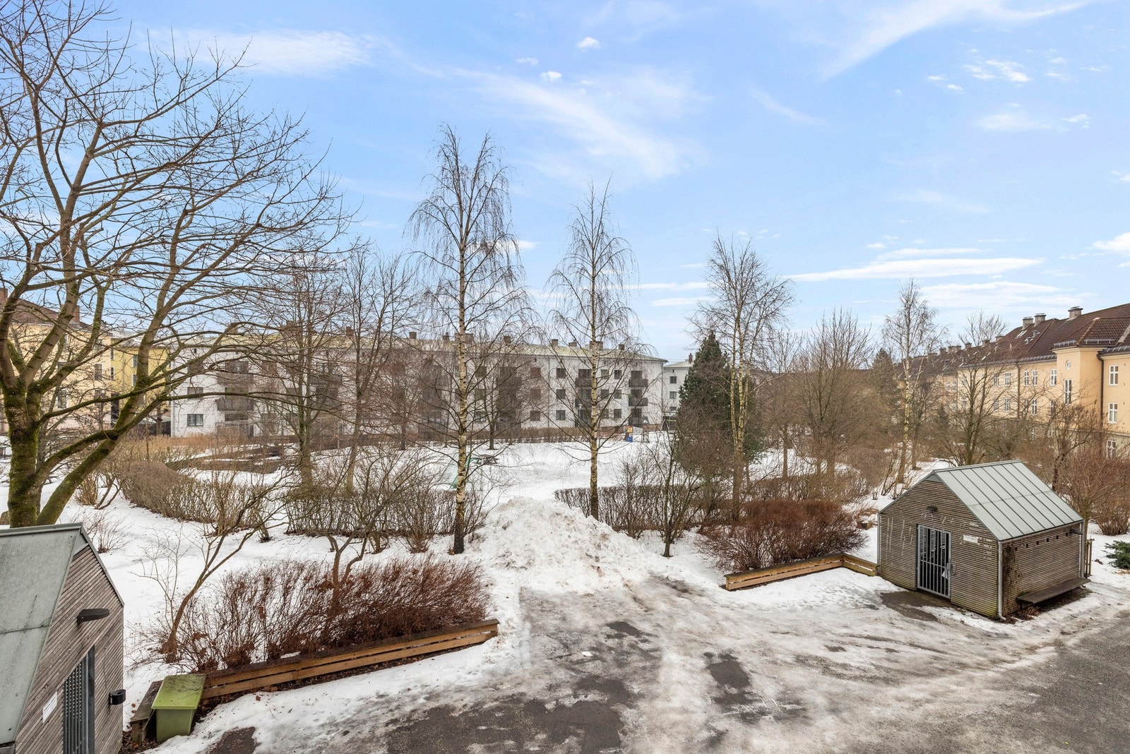 Fra kjøkkenet har du herlig utsyn til den idylliske bakgården. Galleribilde