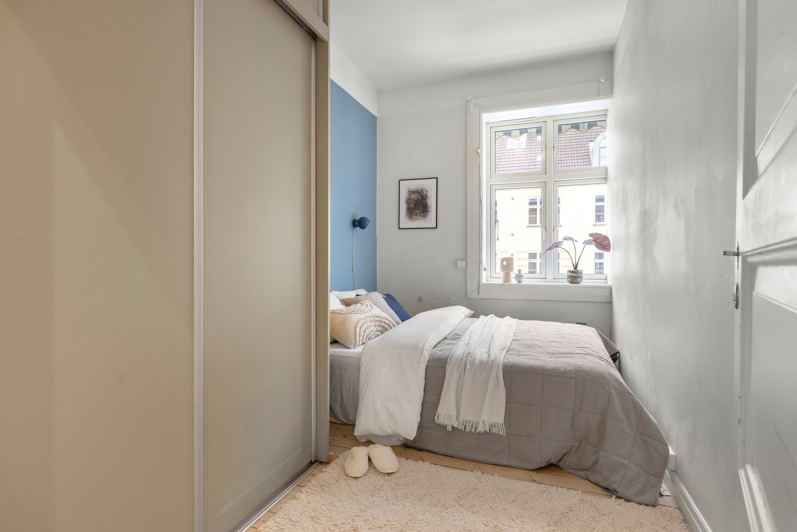 Hovedsoverom med plass til dobbeltseng og tilhørende skyvedørsgarderobe. Galleribilde