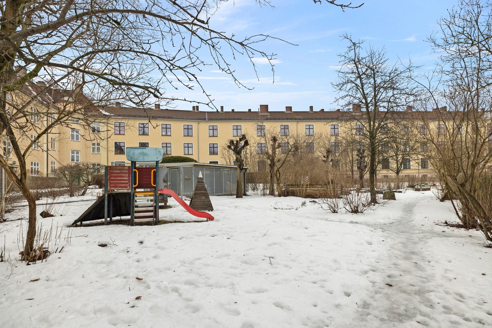 Indre gårdsrom. Galleribilde