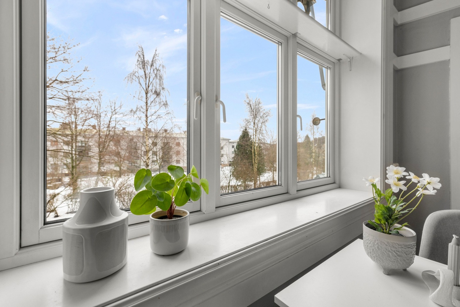 Store vinduer på kjøkkenet med herlig utsyn til indre gårdsrom som er pent opparbeidet. Galleribilde