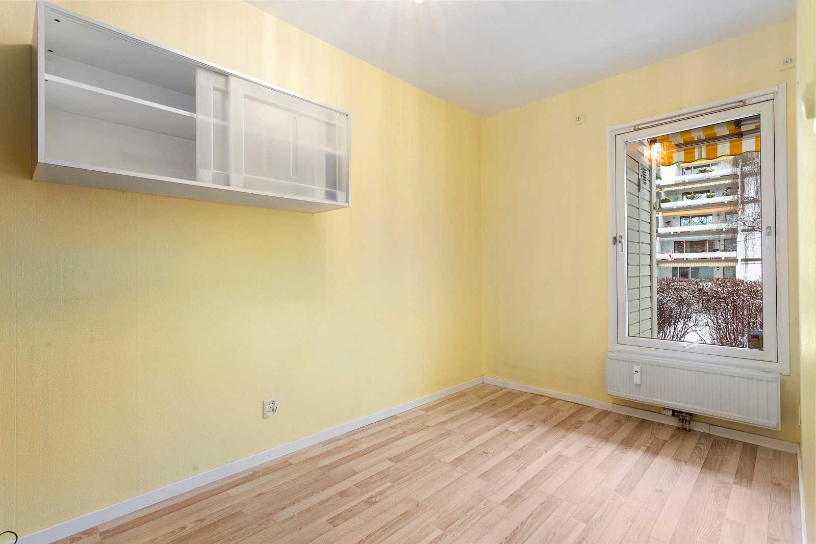 Soverom 2 har utsyn over markterrassen på den andre siden av boligen. Galleribilde