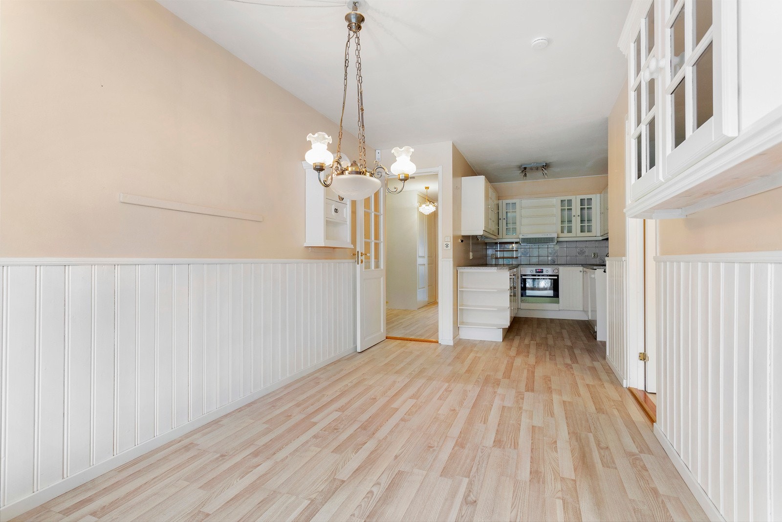 Det kan om ønskelig etableres et ekstra soverom der spisestuen er i dag. Galleribilde