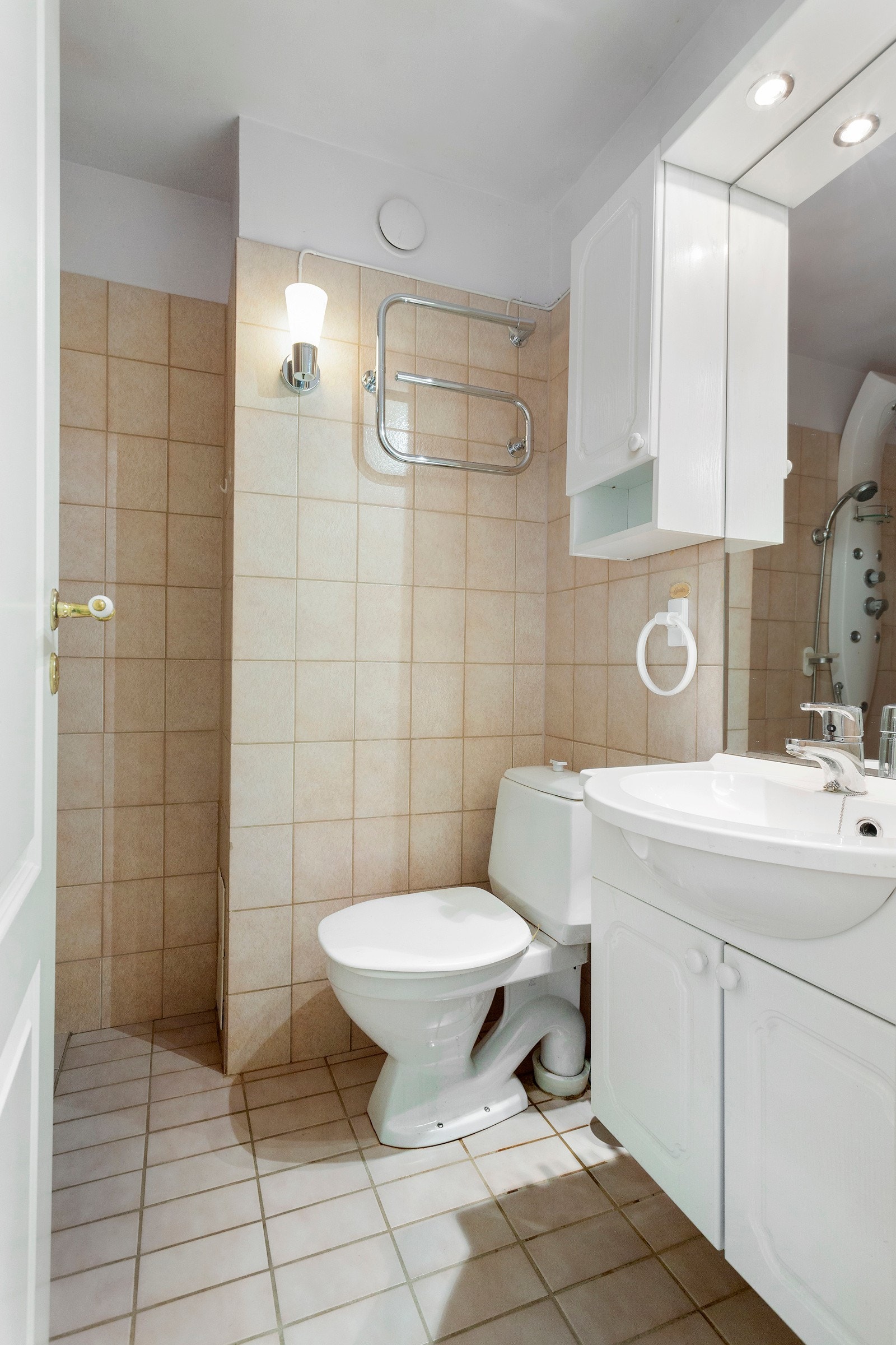 Badet med adkomst fra entréen har en egen dusjnisje. Galleribilde