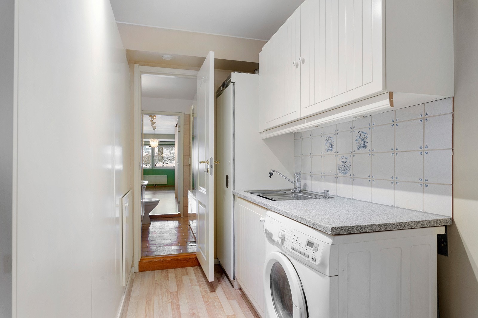 Det er i dag en løsning med eget vaskerom bak kjøkkenet. Galleribilde