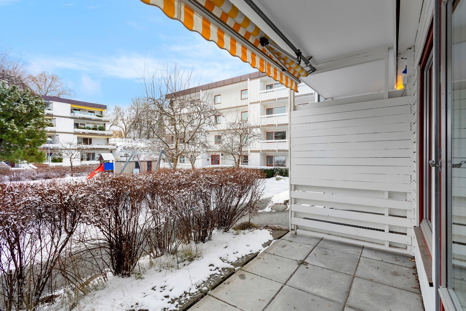 Det er uteplasser på begge sider av boligen. Ved kjøkkenet er det en markterrasse på ca. 5 kvm. Galleribilde