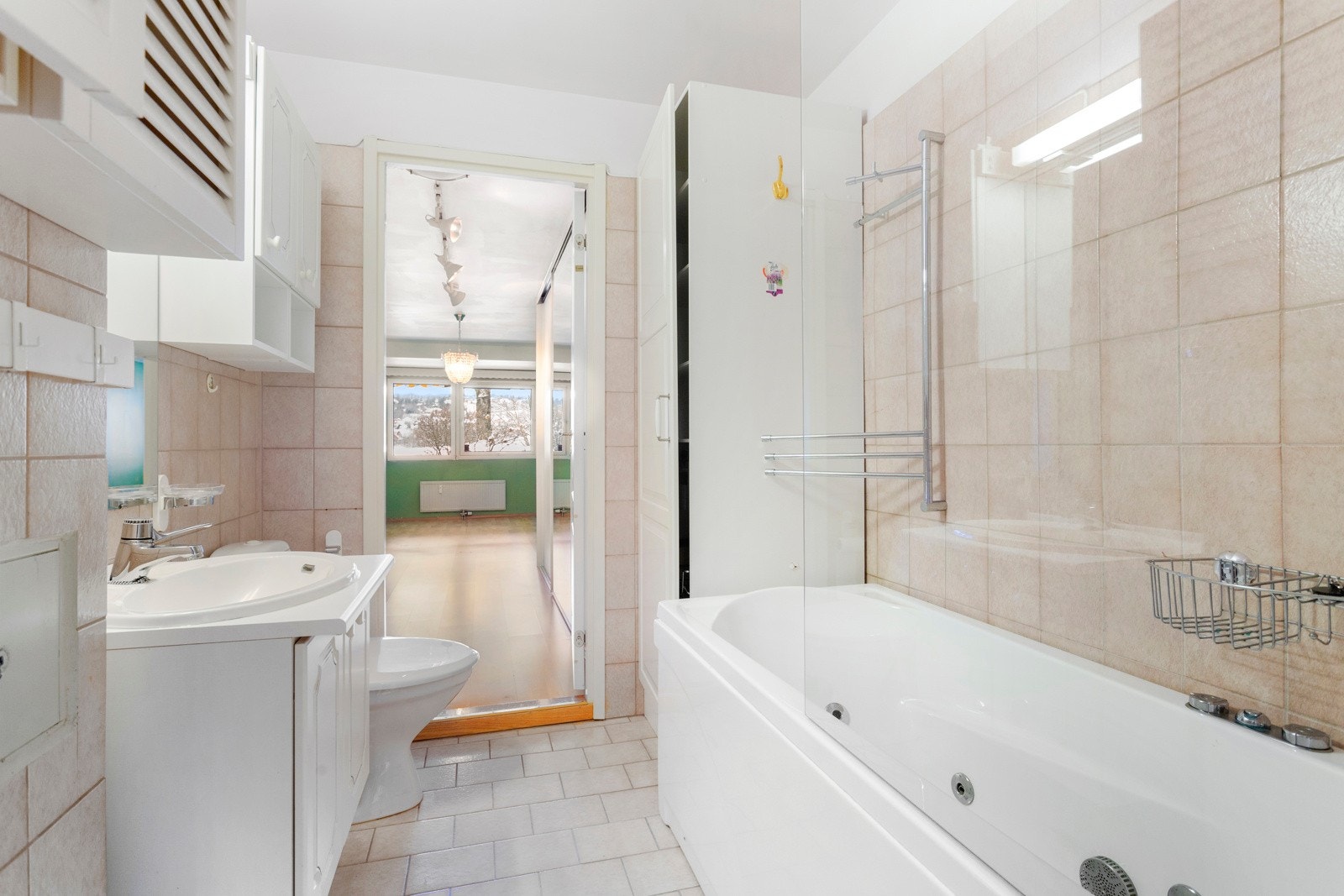 Badet som er tilknyttet hovedsoverommet er innredet med badekar. Galleribilde