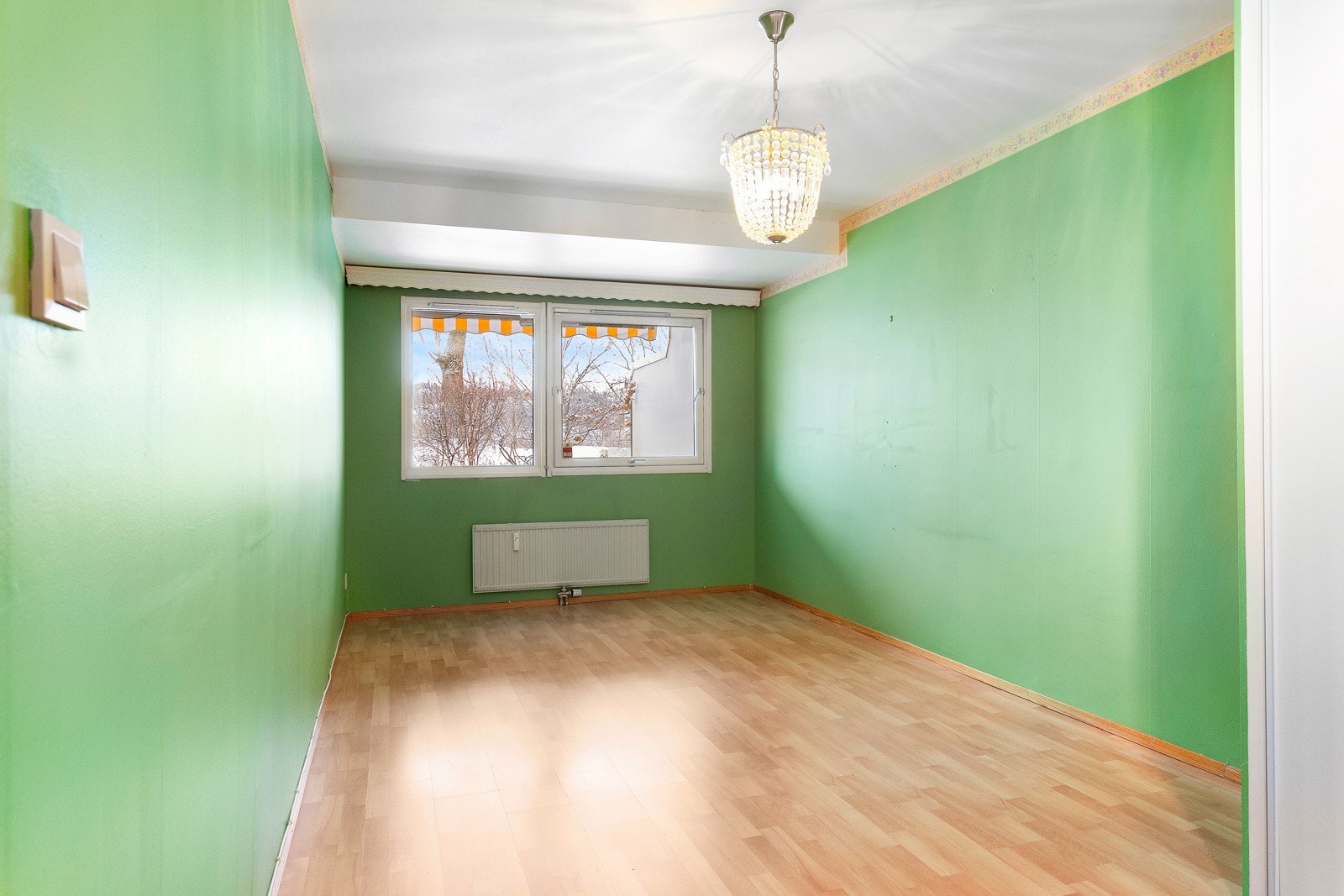 Hovedsoverommet har god plass til dobbeltseng, møblement og en egen garderobedel. Galleribilde