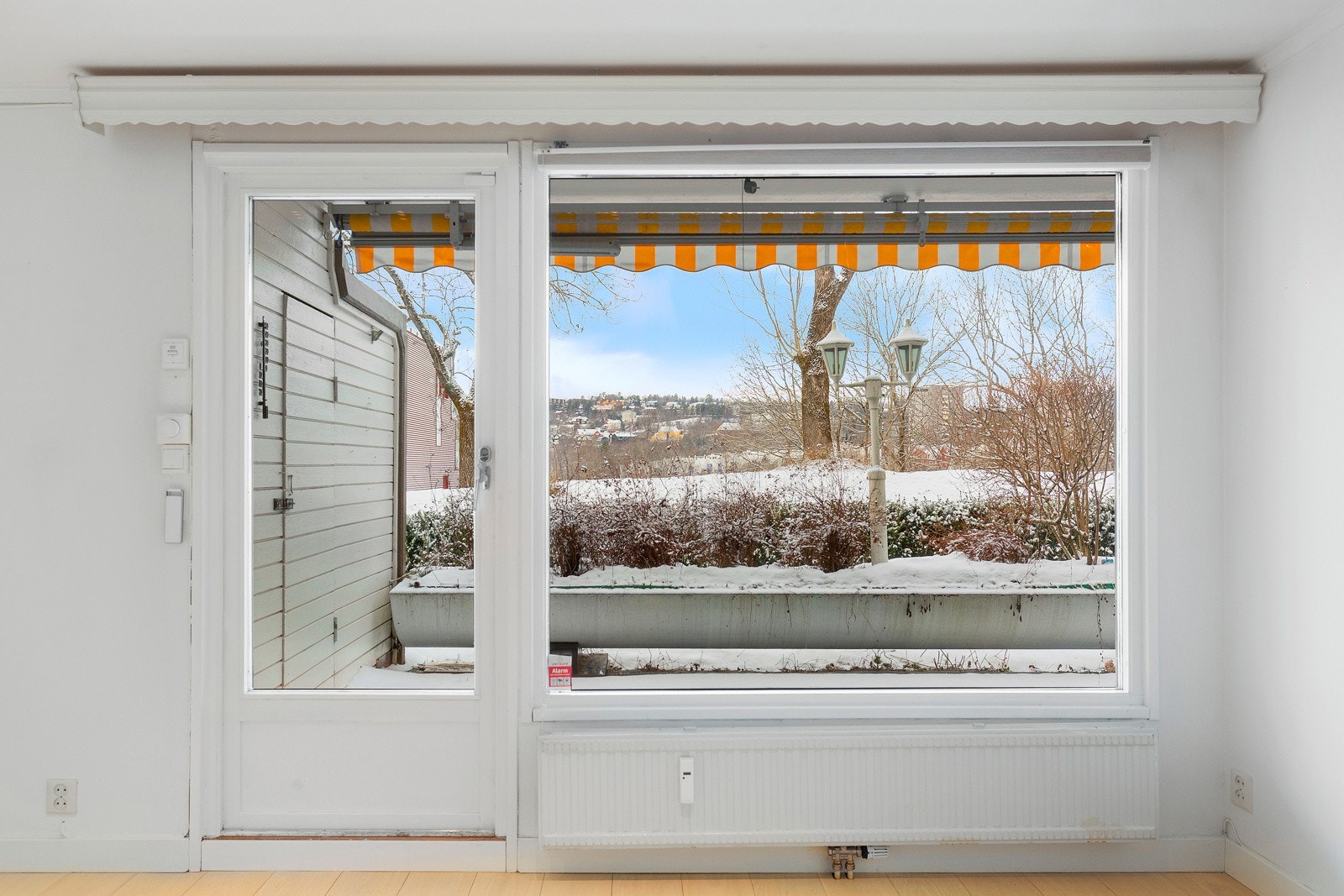 Utenfor stuen er det en terrasse på ca. 16 kvm. Det er en utebod på ca. 2,8 kvm. på terrassen. Galleribilde