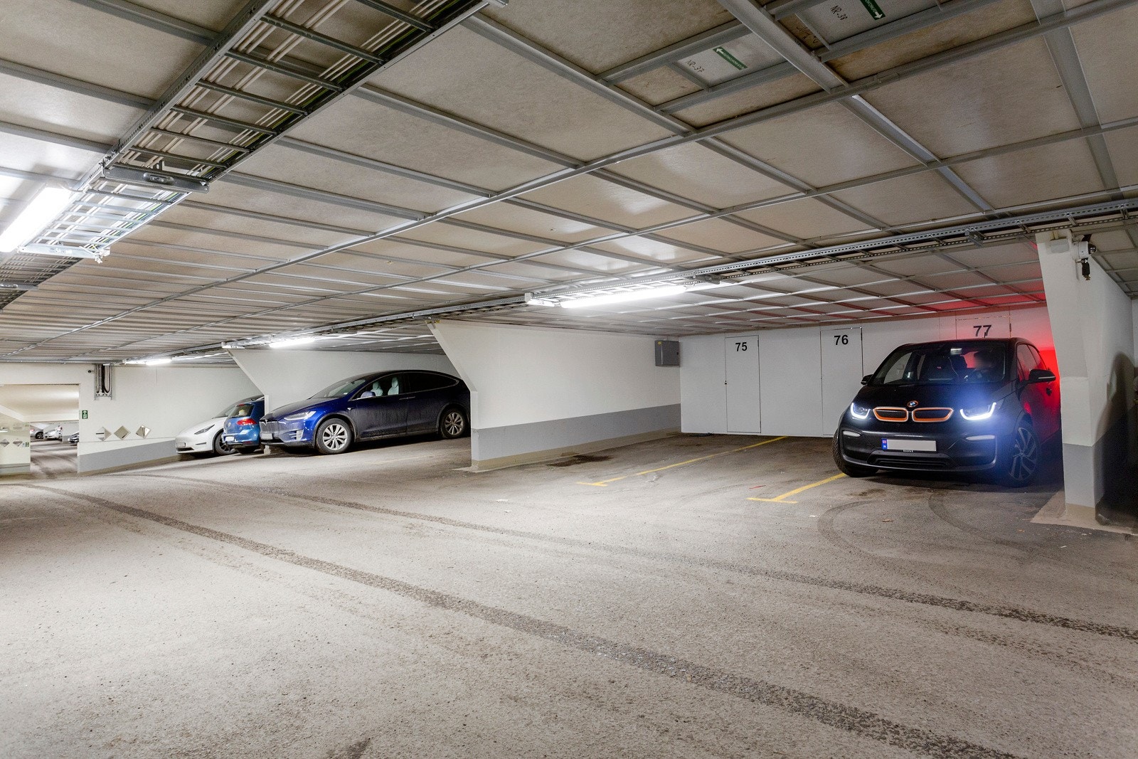 Det følger egen biloppstillingsplass i felles garasjeanlegg. Garasjen har trappefri adkomst og er lokalisert under nabobygning. Galleribilde