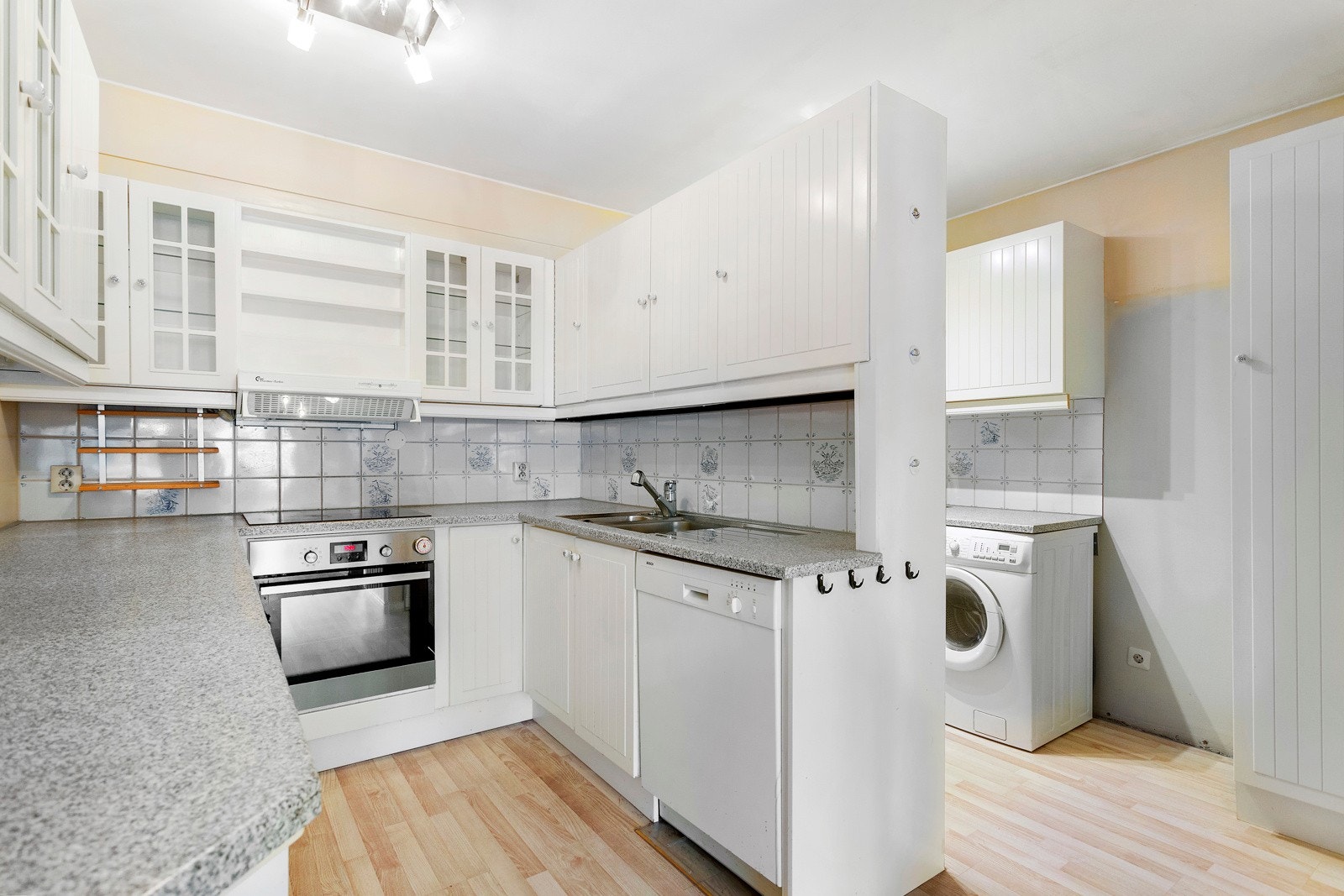 Kjøkkenet har tilhørende spisestue. Galleribilde