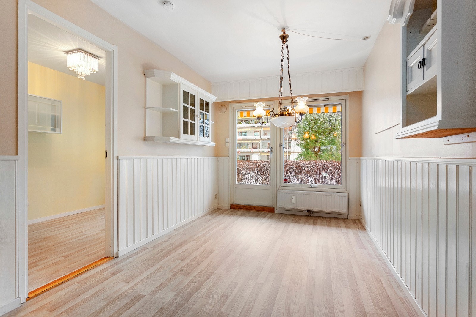 Fra spisestuen er det utsyn mot grøntområder og utgang til en markterrasse på ca. 5 kvm. Galleribilde