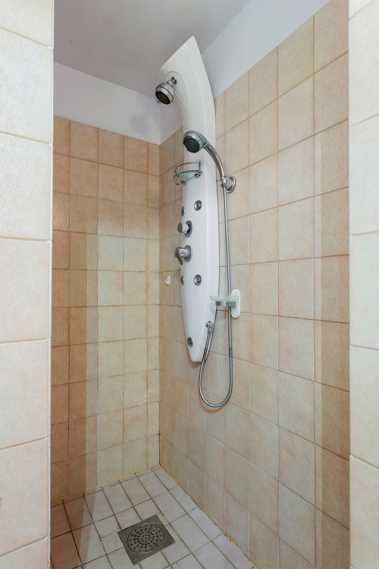 Begge baderommene har behov for renovering. Galleribilde