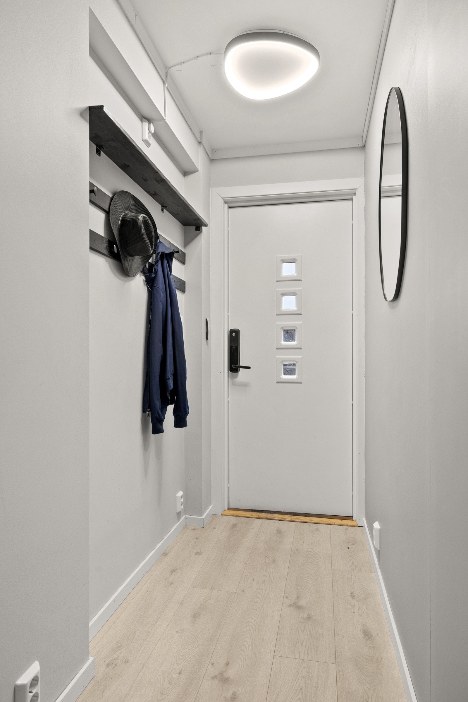 Entré med oppheng for yttertøy Galleribilde