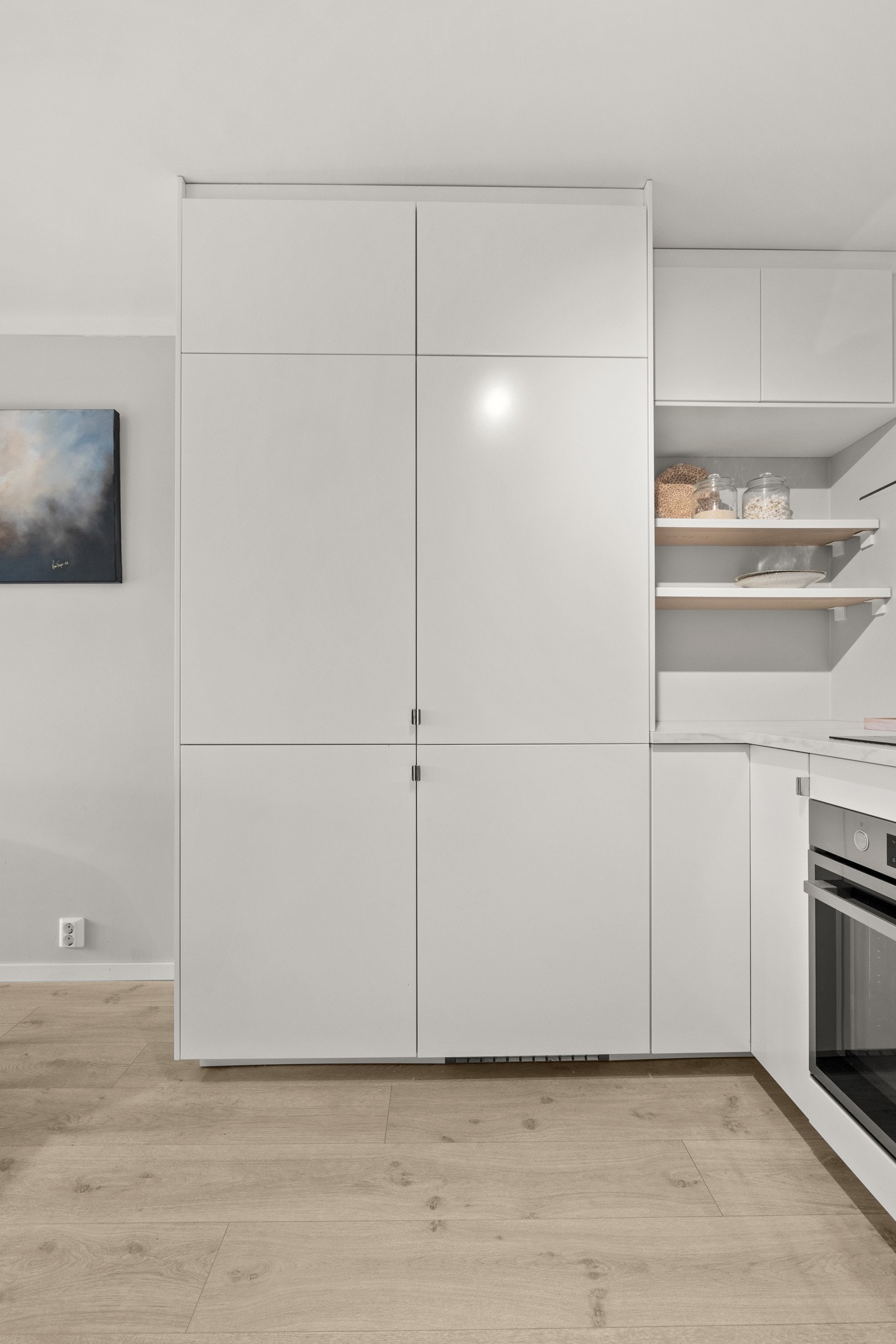 Utstyrt med bl.a. kjøle-/fryseskap, oppvaskmaskin, induksjonstopp og stekeovn Galleribilde