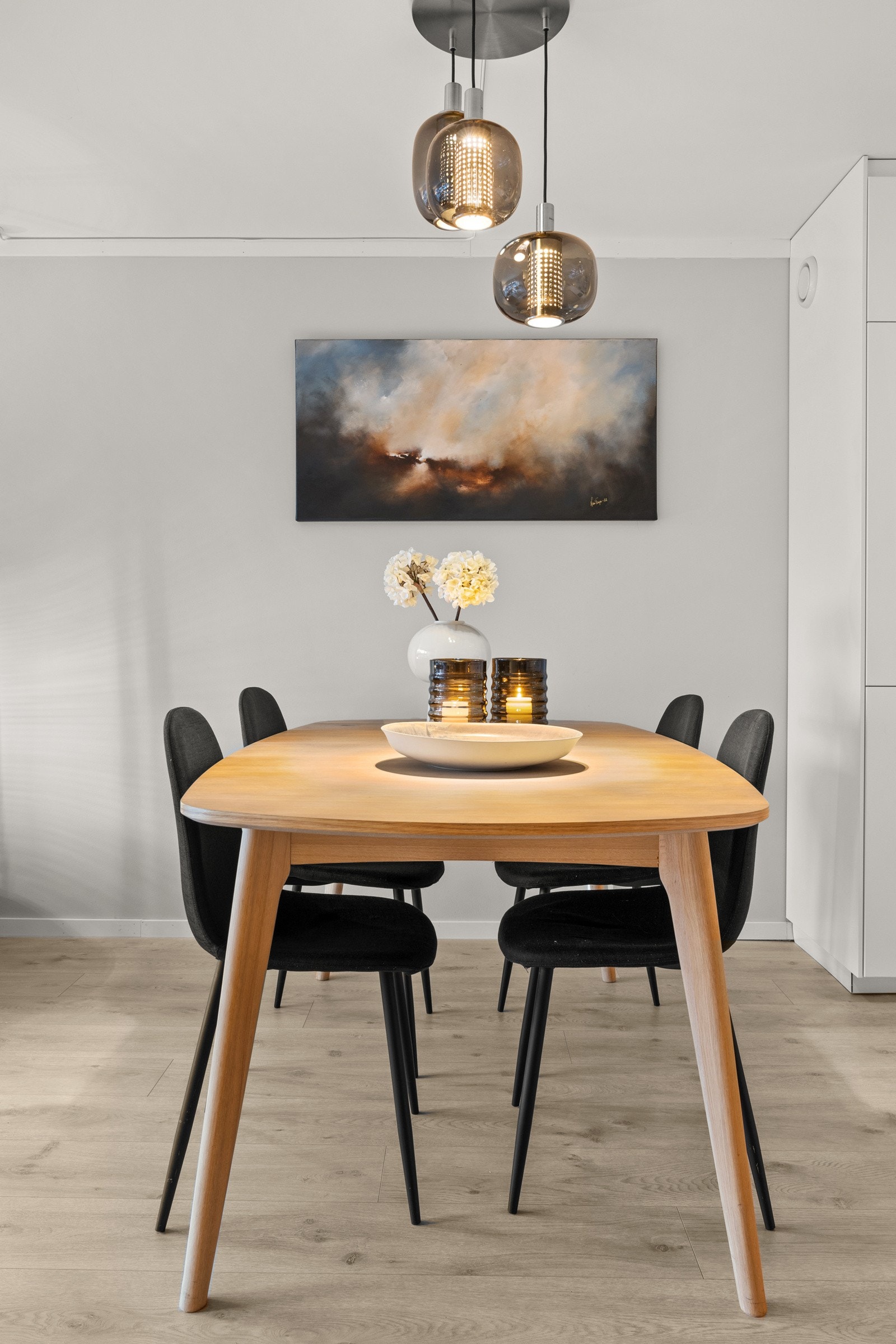 På gulv er det lagt nytt laminatgulv i 2020 med gulvvarme i alle rom (ikke i soverommene) Galleribilde