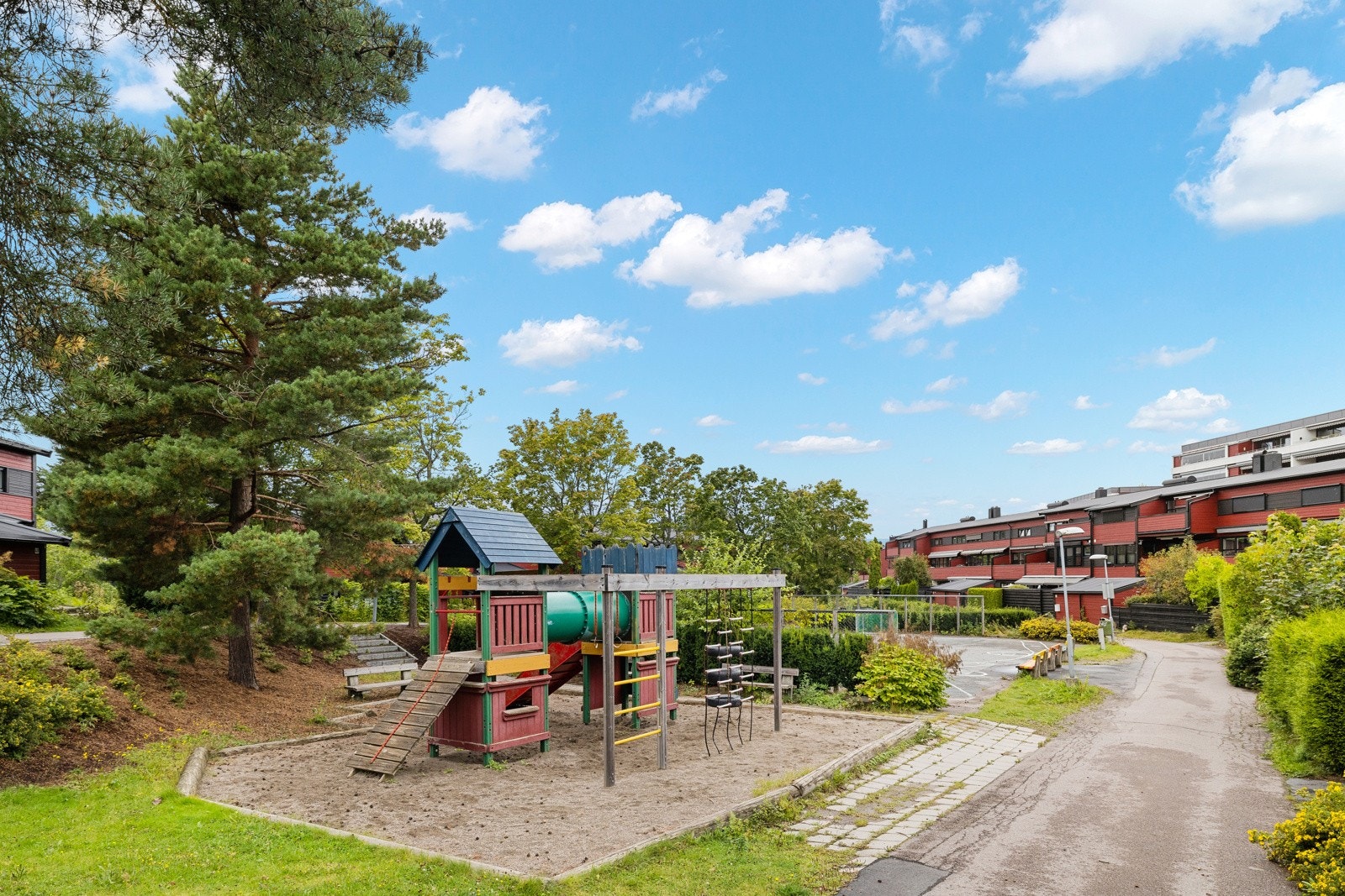 Leiligheten har en barnevennlig beliggenhet og det er flere lekeplasser i området Galleribilde