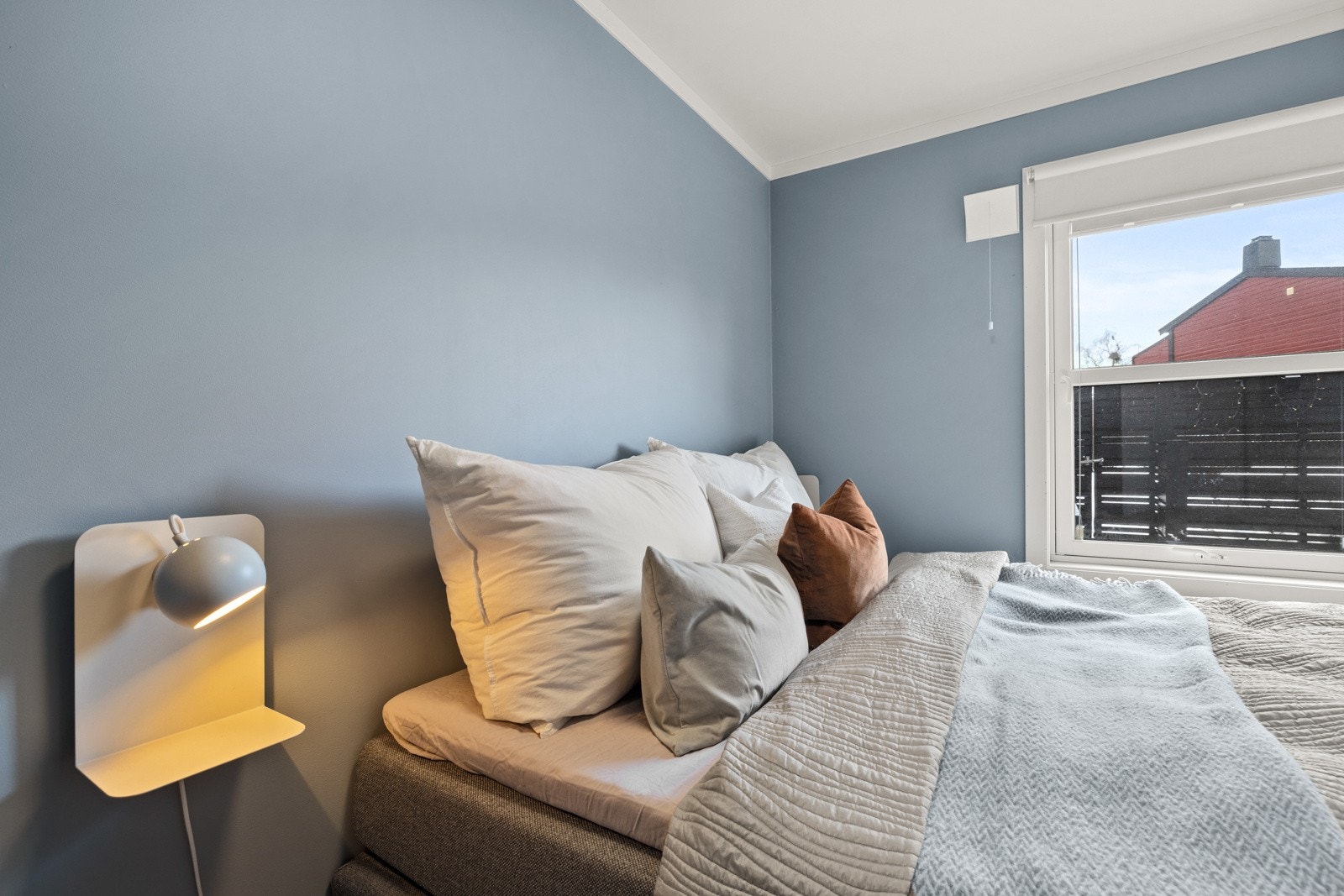 Soverom med plass til dobbeltseng Galleribilde