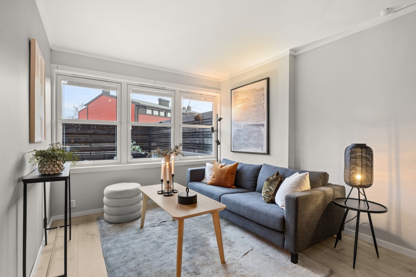 Stuen har også plass til sofa og TV-møblement Galleribilde