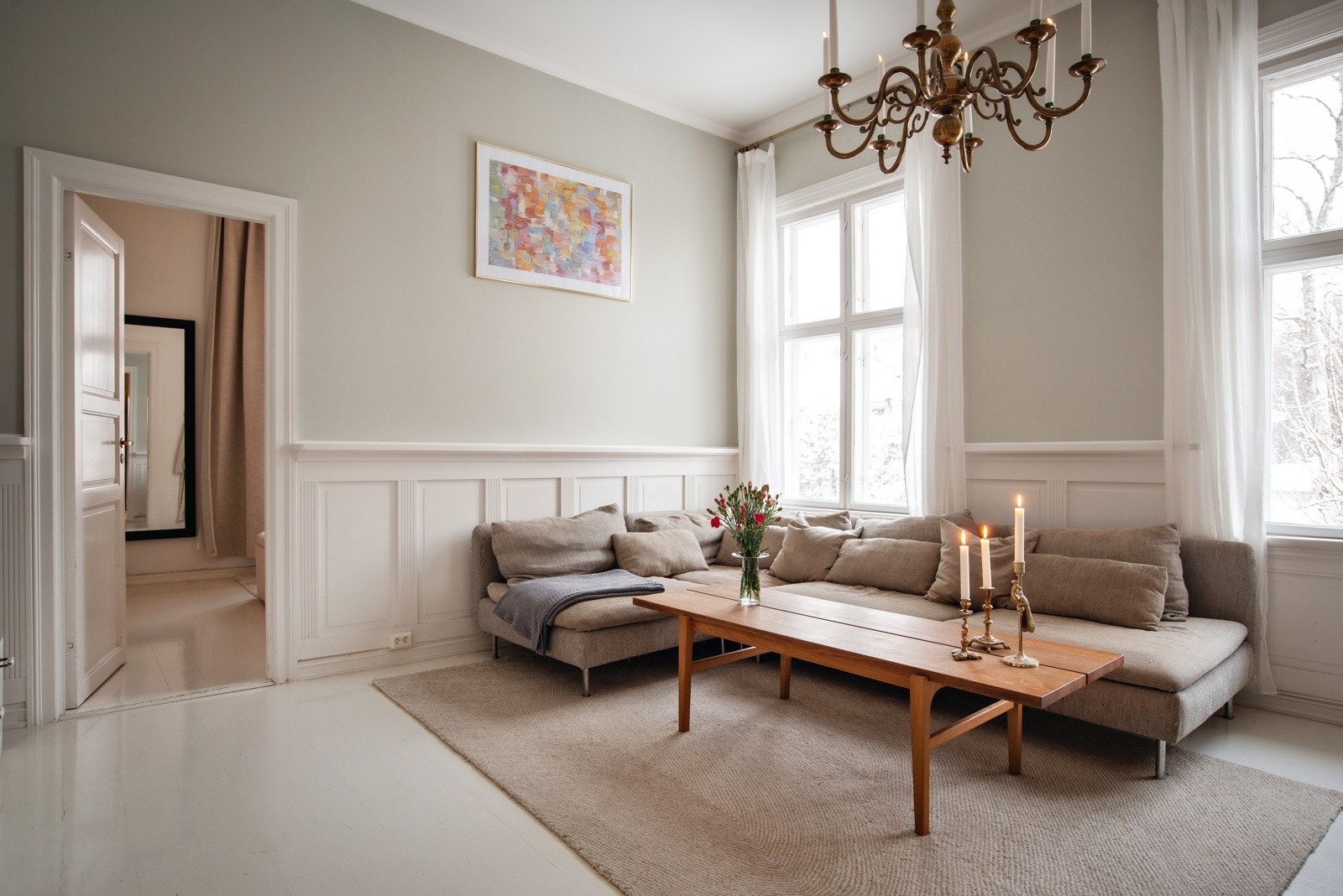 Store vindusflater slipper godt med lys inn og gir en behagelig atmosfære. Galleribilde