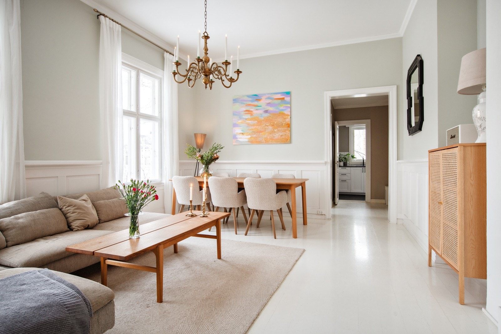 Boligen har en stor og romslig stue med klassiske detaljer og generøs takhøyde målt til hele 3,22 meter. Galleribilde