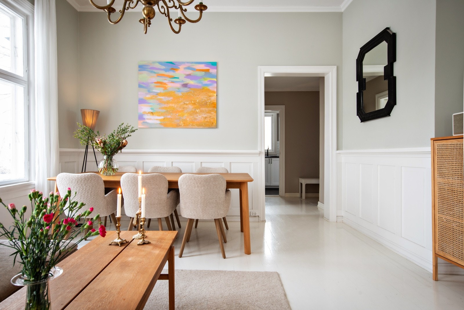 Det er god plass til både sofagruppe og spisebordsgruppe i stuen. Galleribilde