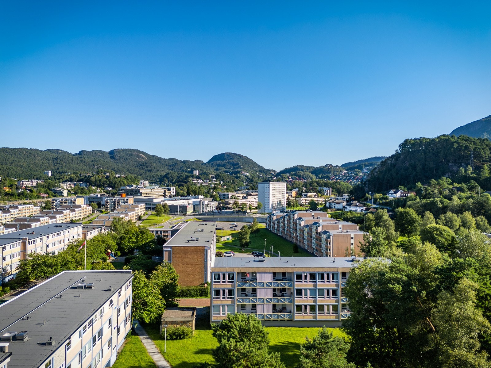 Lyshovden Borettslag består av 402 boenheter, borettslaget har et sterkt fokus på å skape et trygt og trivelig bomiljø for alle beboere. Galleribilde