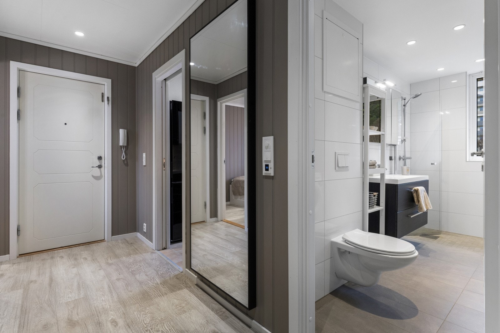 Velkommen inn i en trivelig entré med et flott en-stavs laminatgulv. Galleribilde