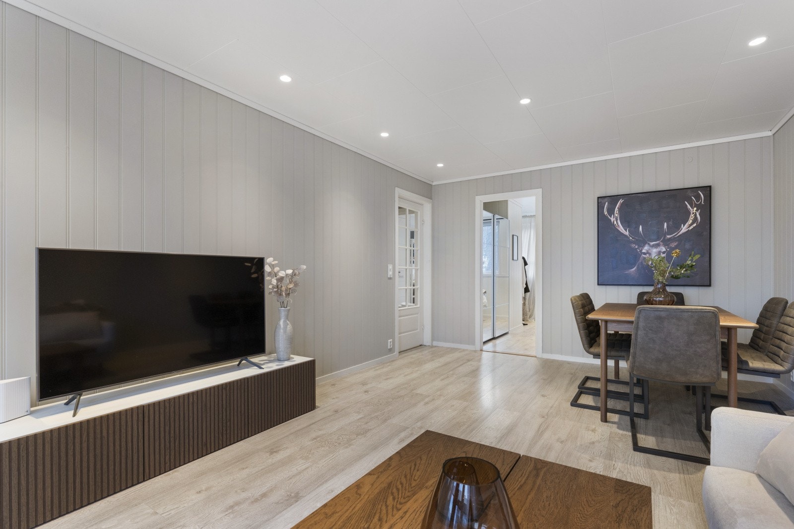 Velkommen til en flott 4-roms leilighet med moderne overflater og bad fra 2023. Galleribilde