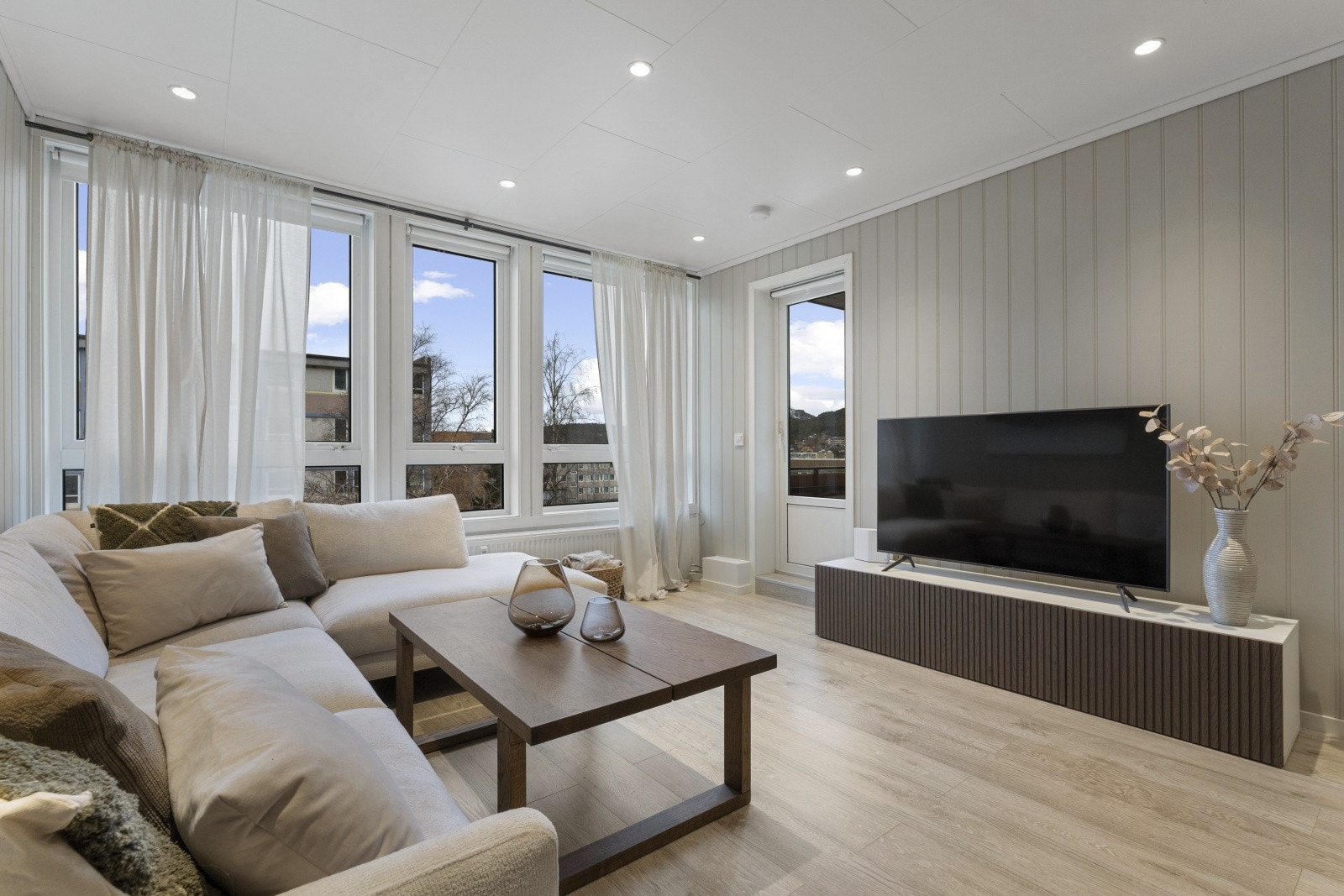 Legg merke til de store vindusflatene som sikrer et flott lysinnslipp til rommet. Galleribilde