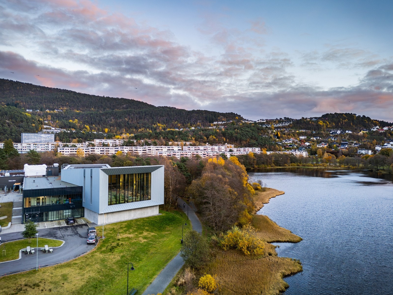 Det er mange fine turmuligheter i nærheten med blant annet Ortuvannet, Løvstakken, Kanadaskogen, Tennebekken og Damsgårdsfjellet. Galleribilde