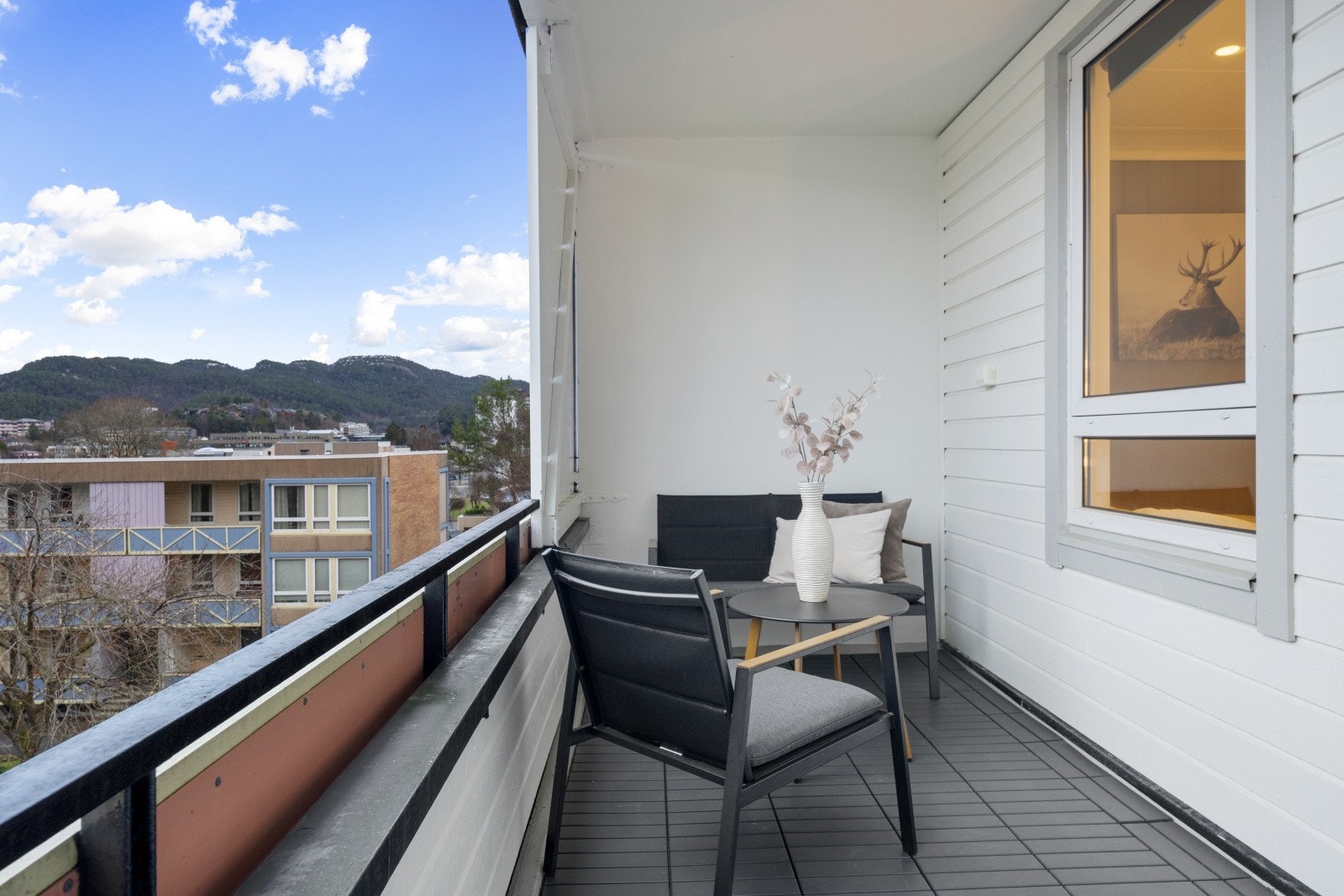 Fra stuen er det utgang til balkong på 8 kvm. Størrelsen på balkongen gir god plass til koselig sittegruppe. Galleribilde