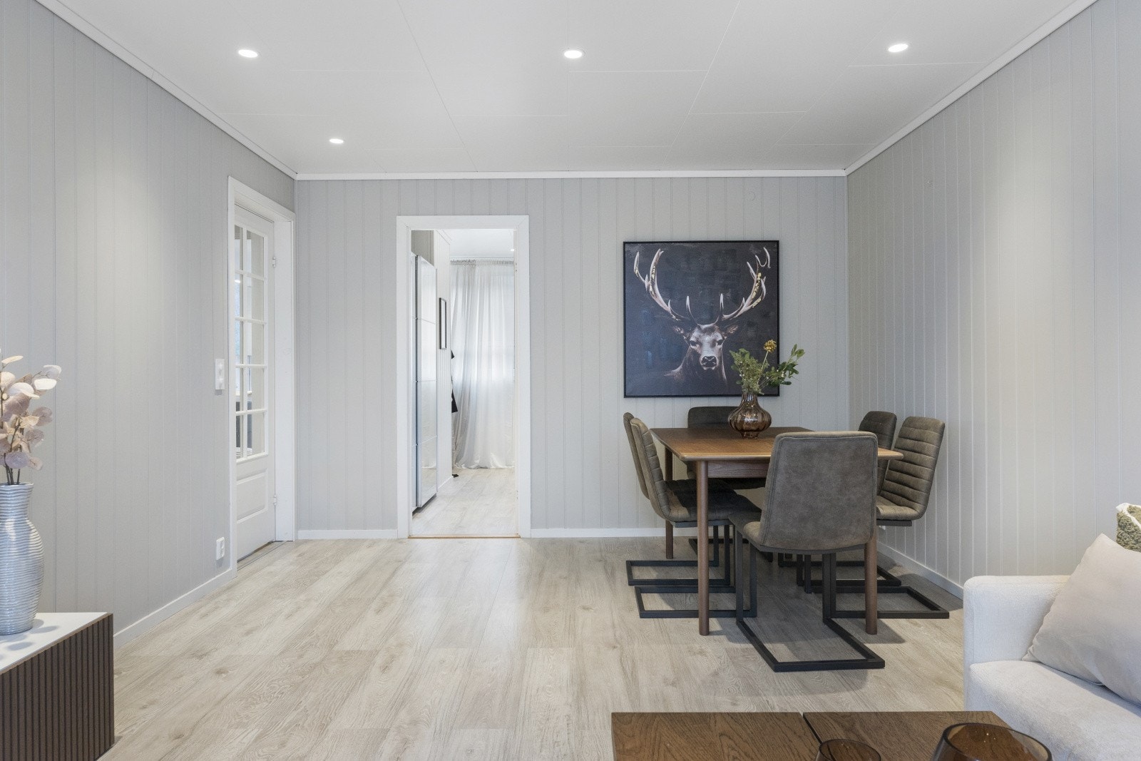 Størrelsen på rommet gir god plass til å innrede med både sofagruppe og spisebord. Galleribilde