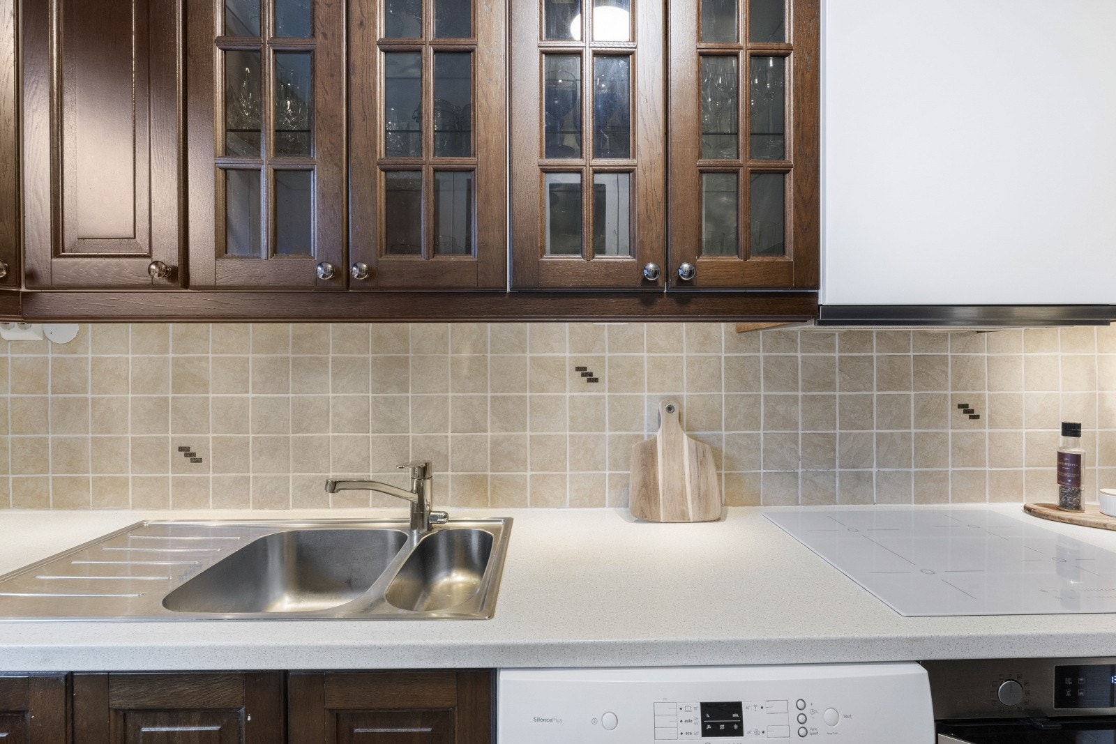 Mellom benkeplaten og overskap er det lagt fliser noe som både er praktisk og gir en dekorativ effekt. Galleribilde