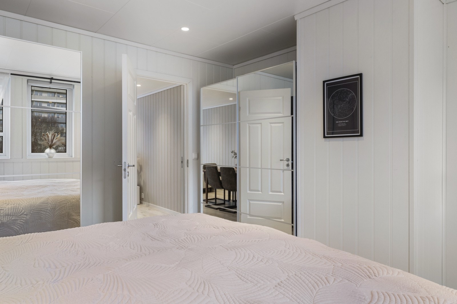 Her er det god plass til flere garderobeskap som sikrer rikelig med oppbevaringsplass. Galleribilde