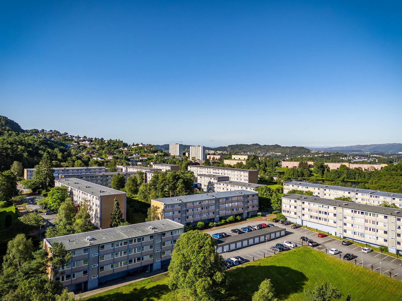 Borettslaget har gode parkeringsmuligheter med ulike soner. Det er også gjesteparkering. Galleribilde