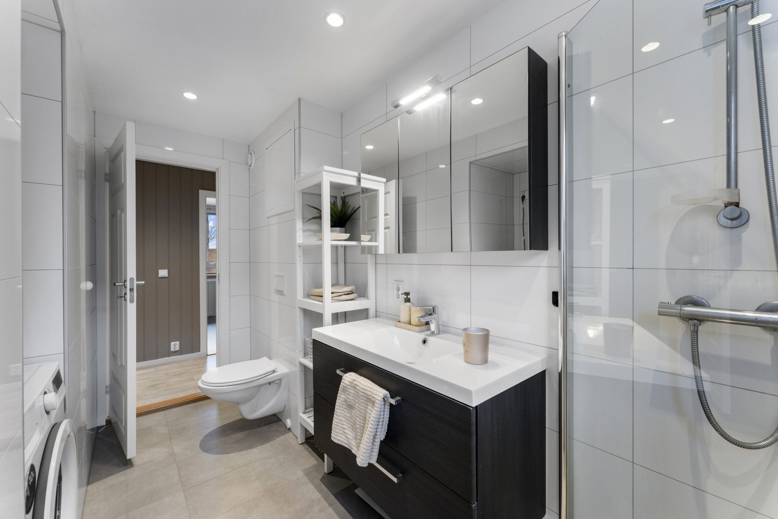 Badet ble oppusset i 2023 i regi av borettslaget. Badet måler 4,9 kvm og i forbindelse med oppgraderingen ble det bygget en praktisk nisje som har plass til vaskemaskin. Galleribilde