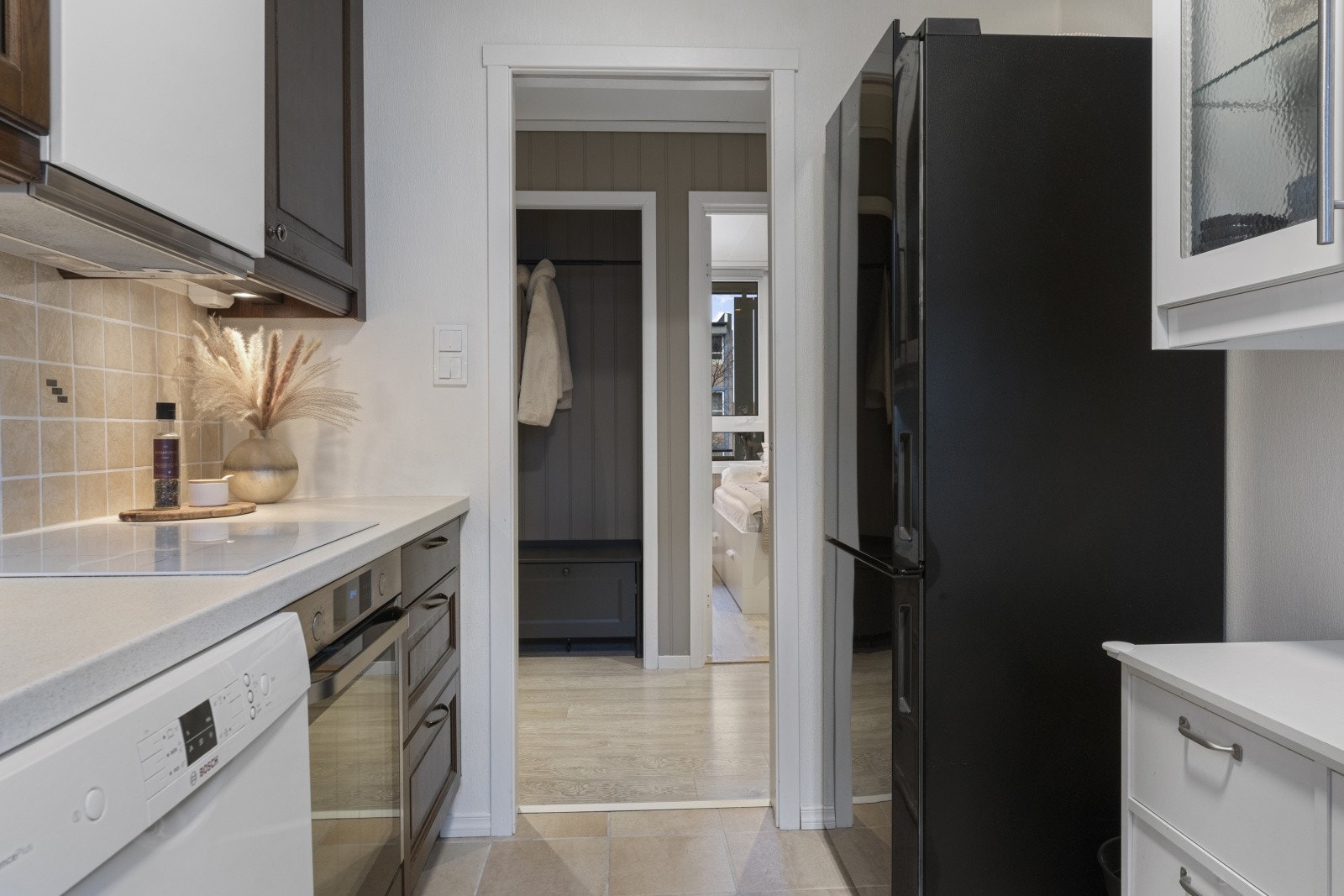 Av integrerte hvitevarer er det stekeovn, platetopp og ventilator. Det er også opplegg for vaskemaskin og kjøleskap. Galleribilde