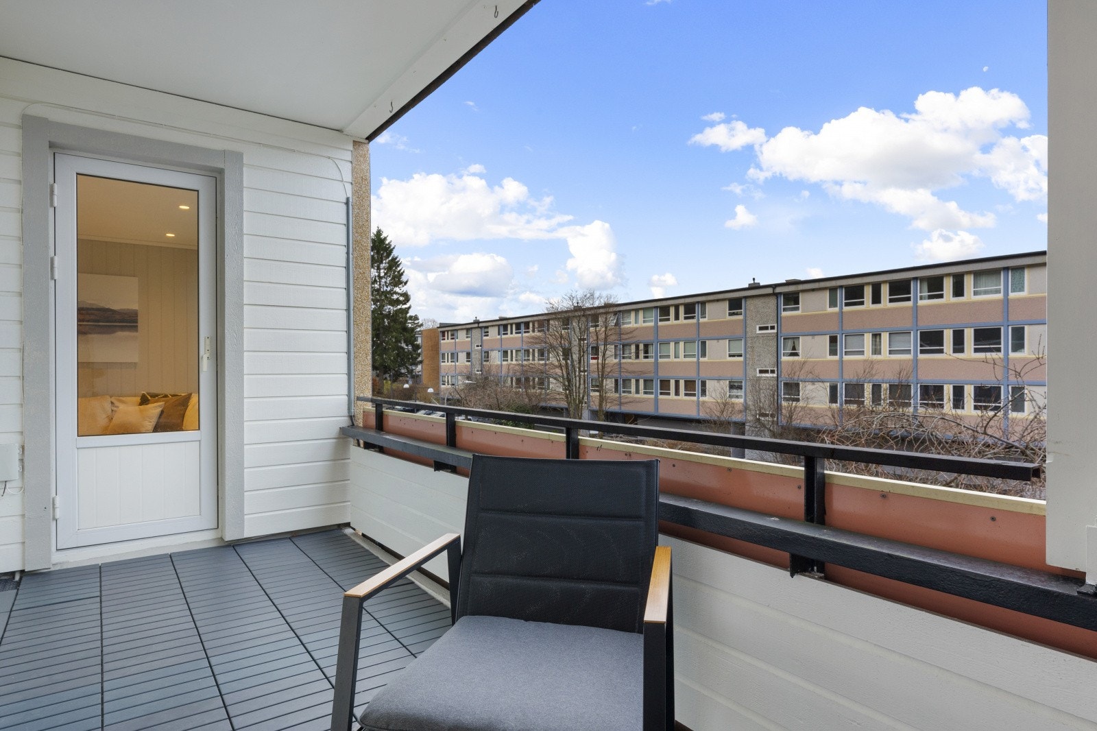 Balkongen har svært gode solforhold med en fantastisk ettermiddagssol, her kan man nyte fine lange sommerdager. Galleribilde