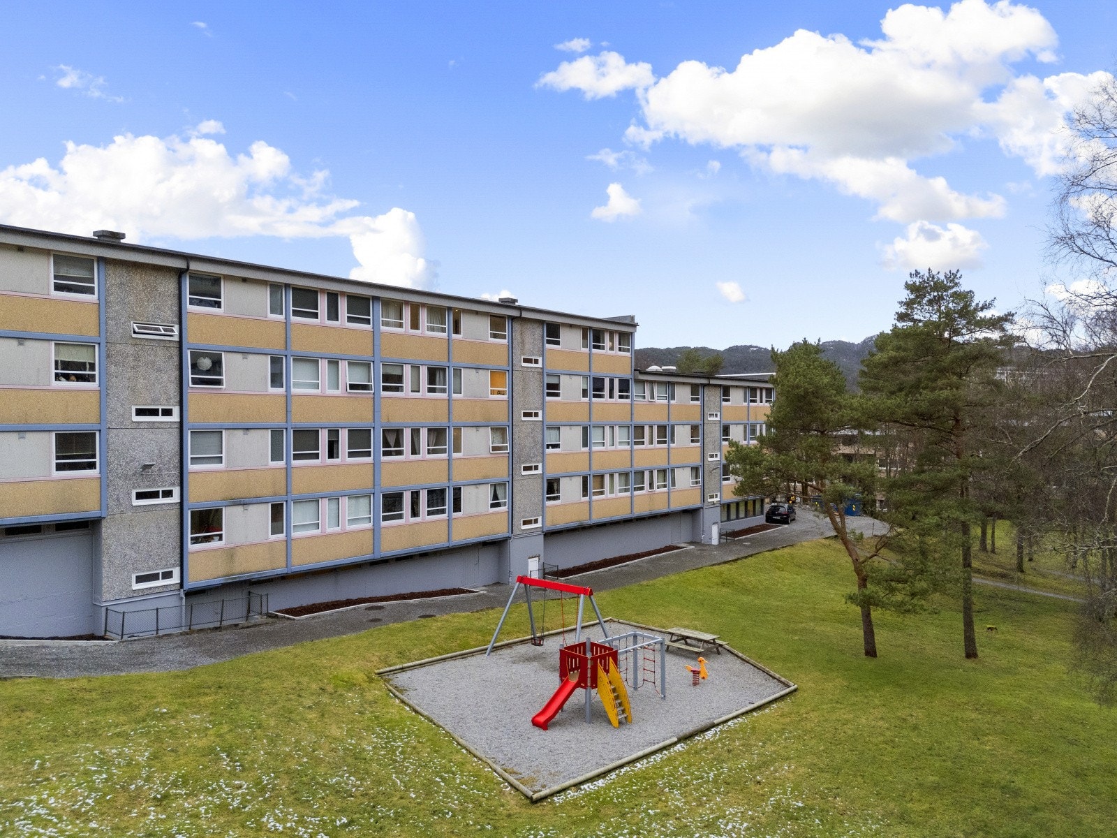 Leiligheten er del av Lyshovden borettslag som har rolige omgivelser med flotte fellesarealer og lekeplasser. Galleribilde