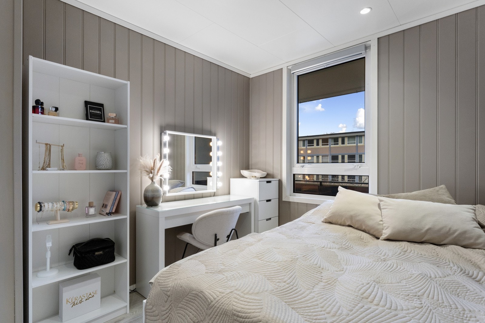 Leiligheten har totalt tre soverom, de to andre soverommene har tilkomst fra entré. Galleribilde