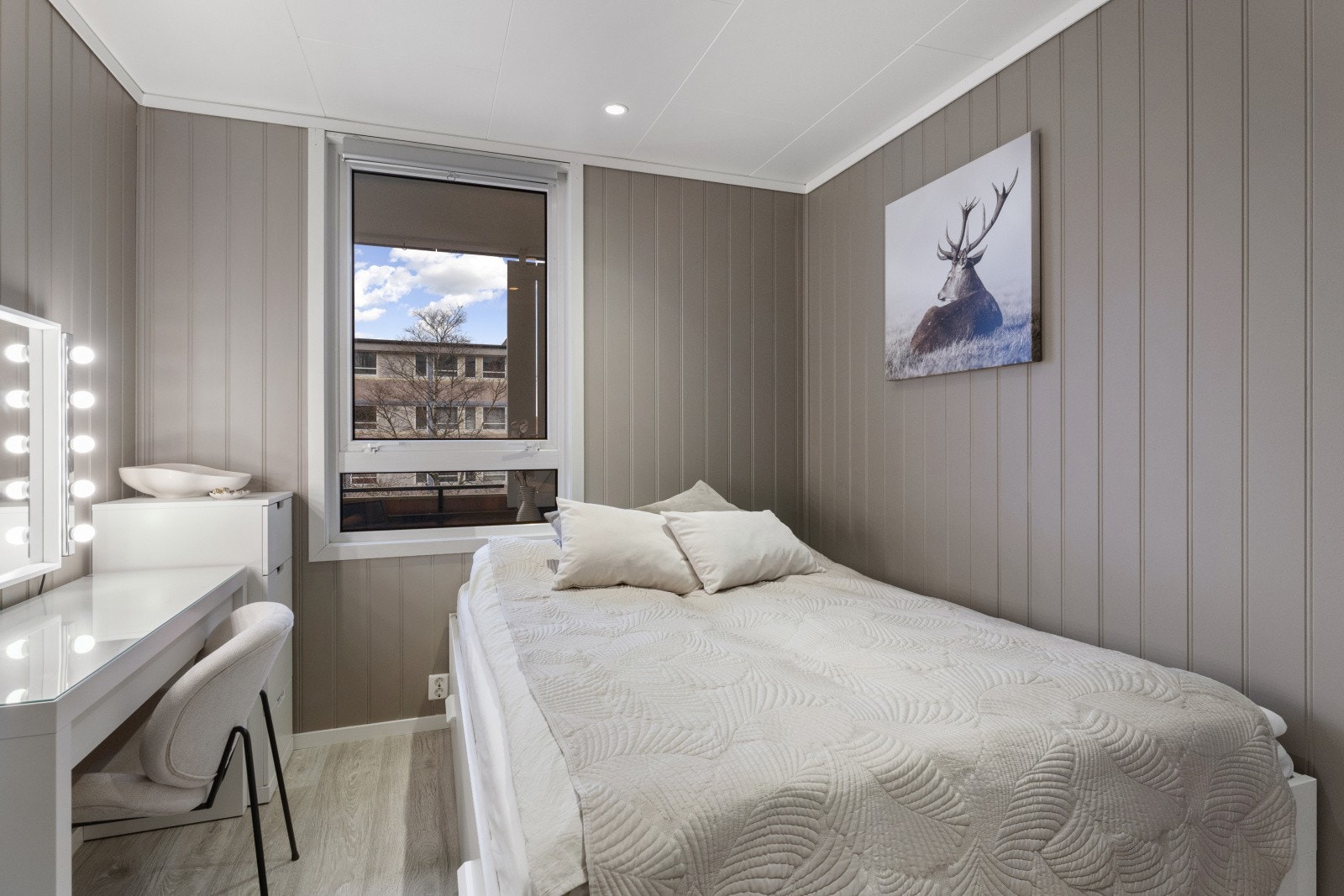 Soverommet måler 8,1 kvm og er malt i behagelige fargetoner. Galleribilde