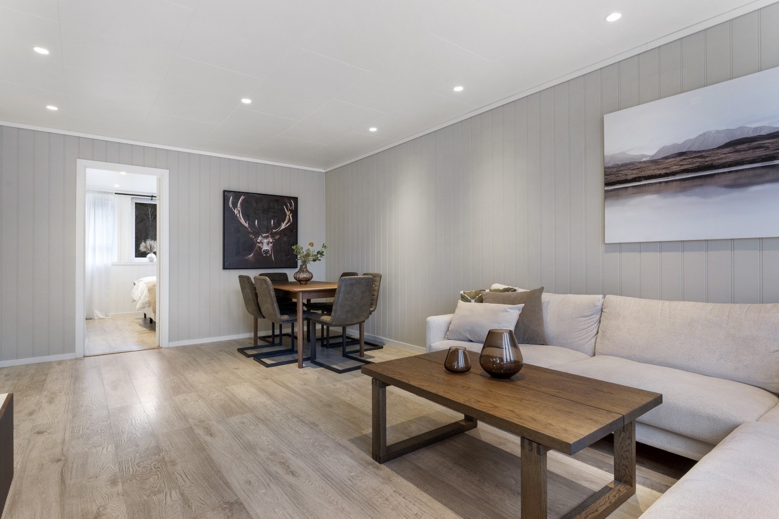 Stuen har moderne overflater med en-stavs gulv og spotter i himling som gir en ideell lyssetting. Galleribilde