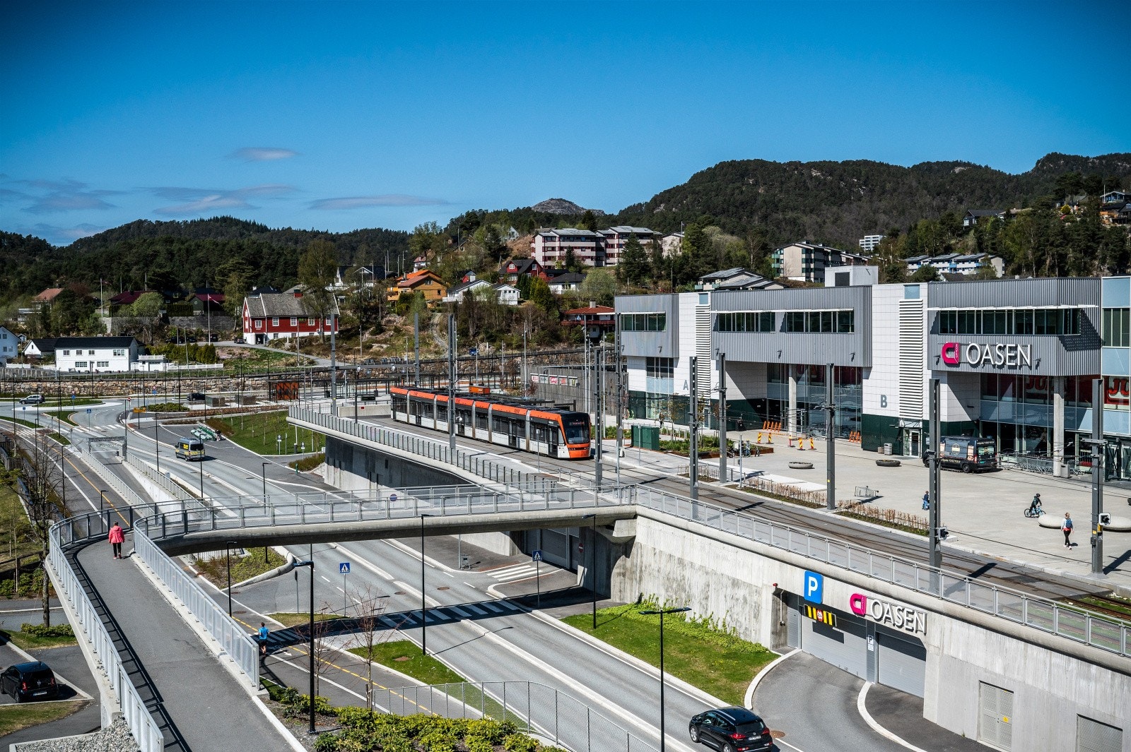 Fra leiligheten er det kort vei til Oasen senter med alt av fasiliteter og servicetilbud. Galleribilde