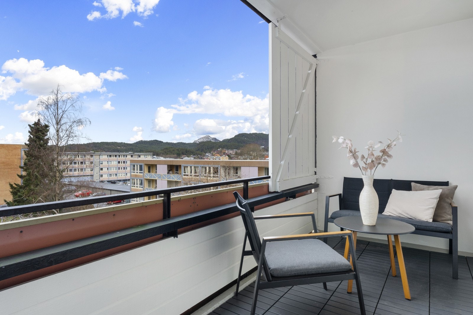 Leilighetens plassering i fjerde etasje gir en flott utsikt mot Lyderhorn. Galleribilde