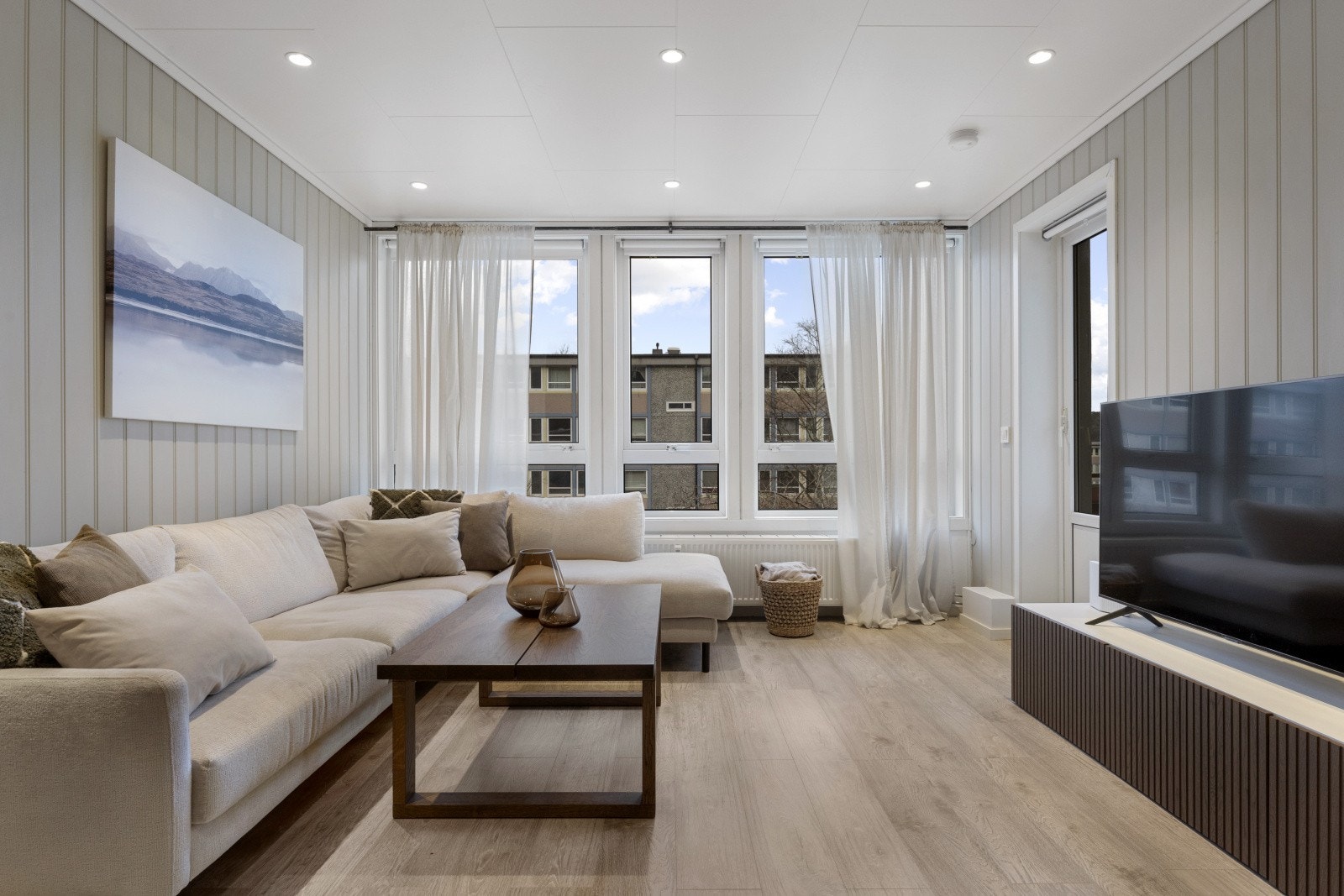 Videre kommer man inn i en stor stue på 22,6 kvm. Galleribilde